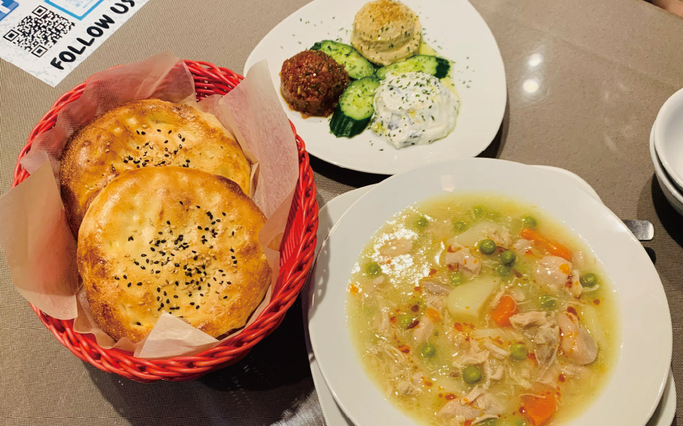 フムスを含む前菜3種盛り1480円、自家製のパン300円（1枚）、レンズ豆と野菜のスープ600円