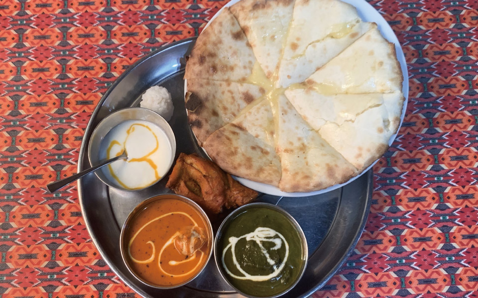 日替わりセット1150円プラス350円でチーズナンに変更、サラダ・ドリンク付き