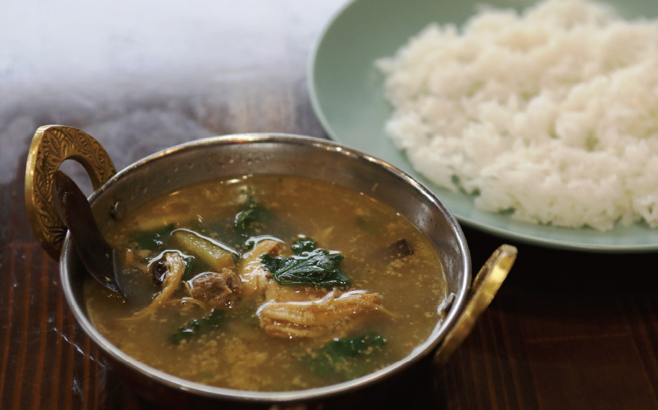 カシミール地方のスパイス・スープ、ヤクニ1400円（要予約）。身体が温まる