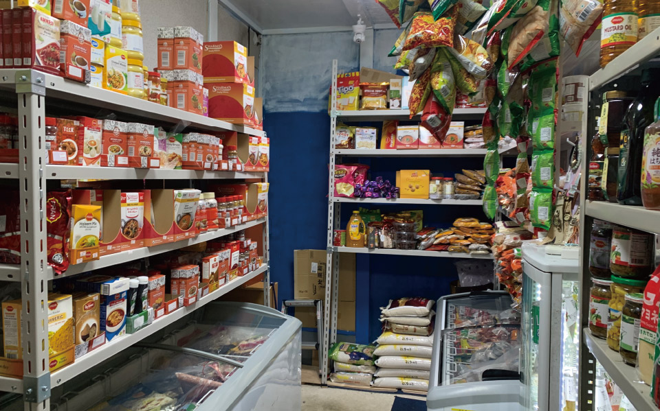 ハラル食材がぎっしり並ぶ店内を見ているだけでも楽しい