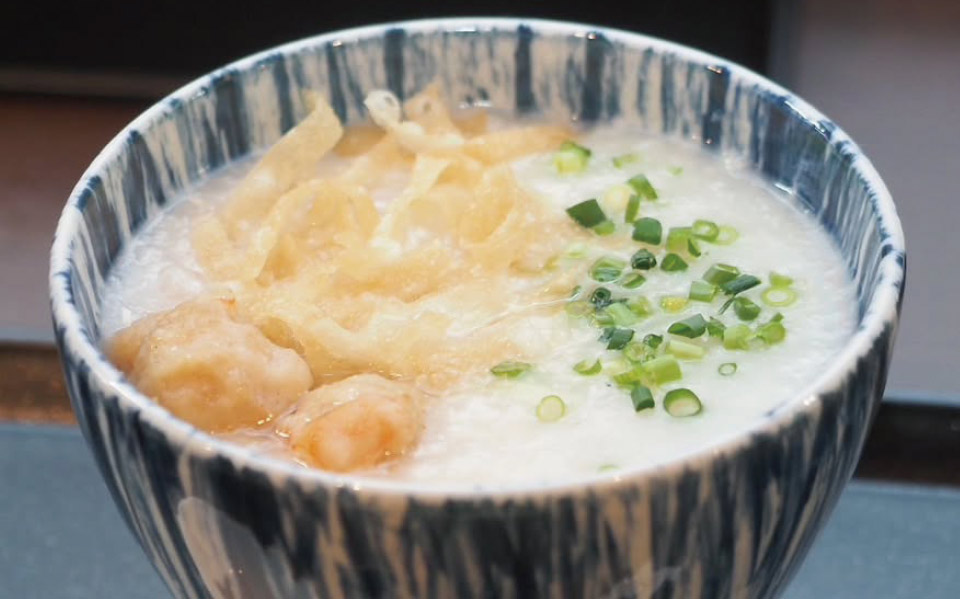 海老団子入りの青藍粥1180円は、大山鳥と豚で出汁を取ったスープで炊き、生姜をたっぷり使っている。海老団子はプリップリだ