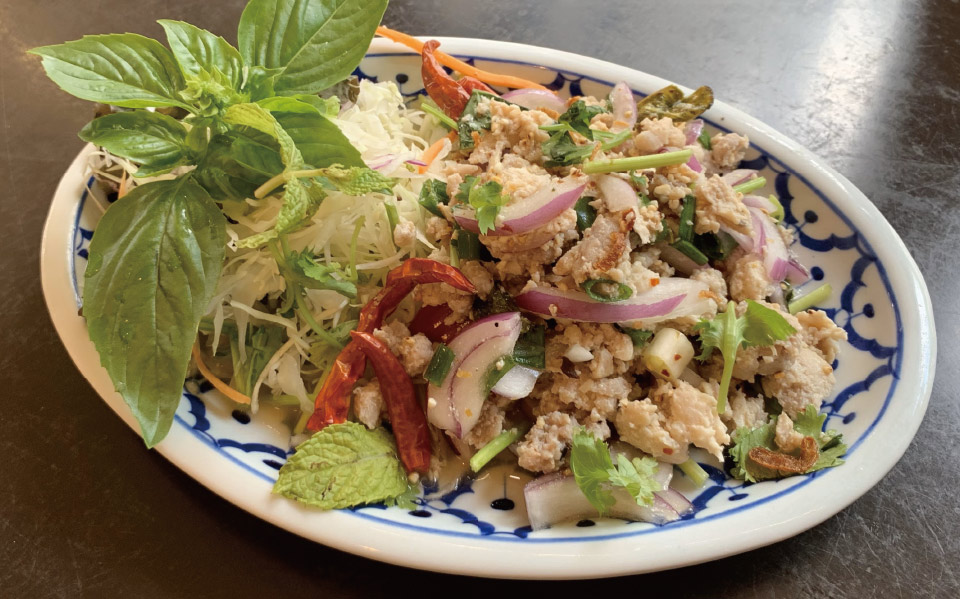 イサーン料理といえばラープ980円。カオニャオ（もち米）と相性バツグン