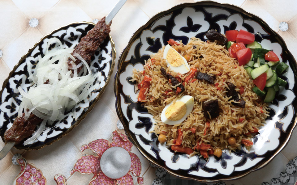 キーマシャシリク550円（左）と、プロフ1350円（右）