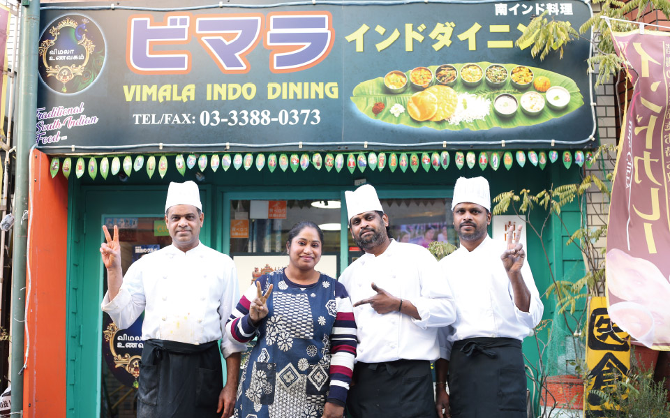 父から店を引き継いだビマラさん（左から2番目）と、ご主人のコッティスワランさん（右から2番目）、シェフたち