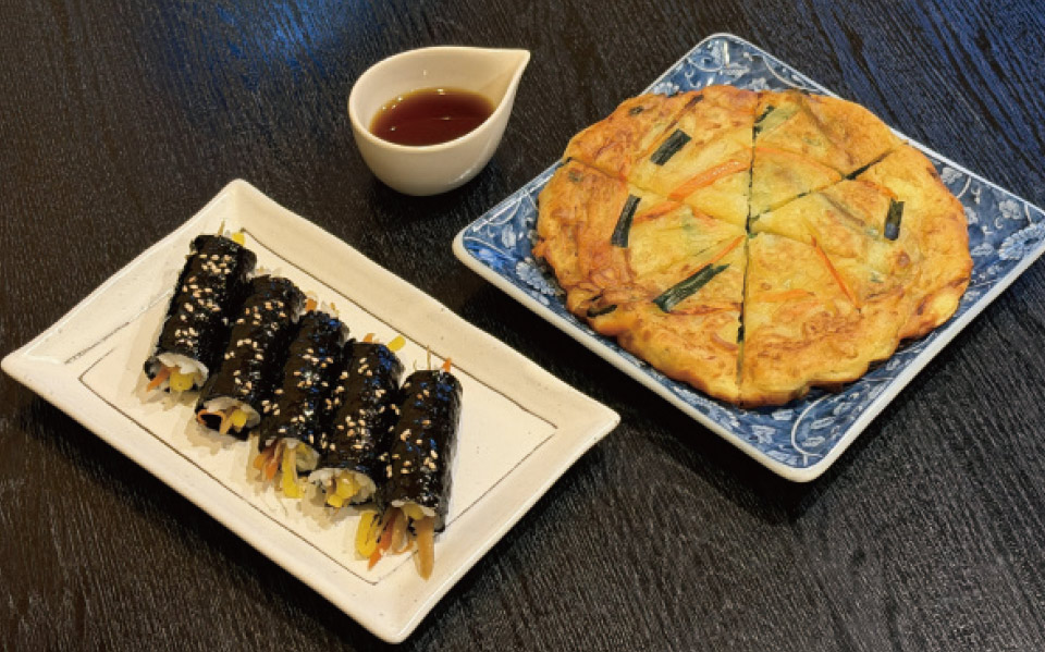 チヂミ（野菜900円、海鮮1200円）とミニキンパ。韓国の市場などでは「麻薬キンパ」と呼ばれるくらい、食べだしたら止まらない味