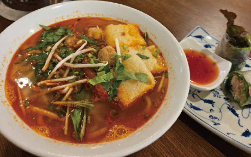 「ブンリュウクア」は北部ハイフェン名物！　エビ団子入りの蟹汁麺