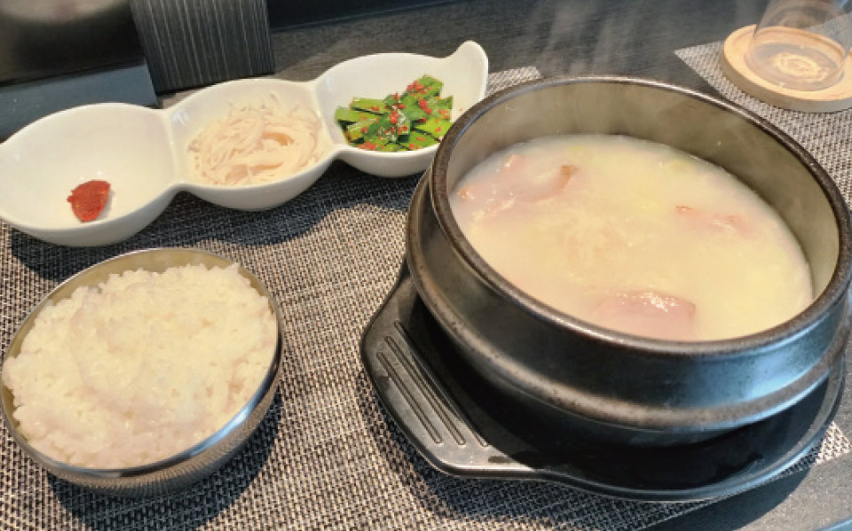 豚肉がたっぷり入ったテジクッパ1210円