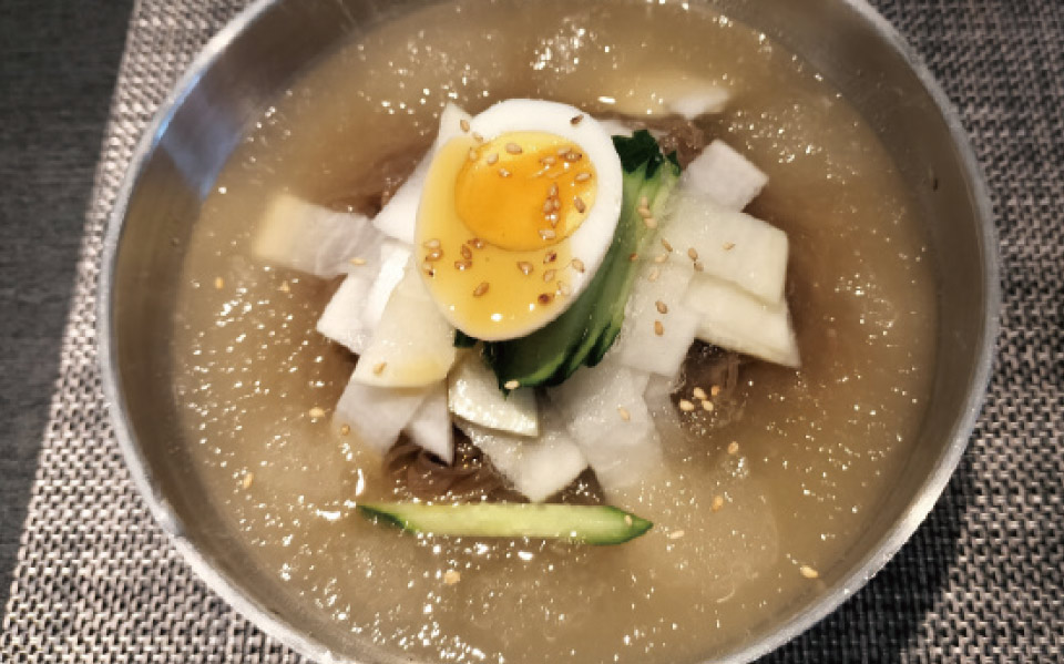 「このスープは初めて食べる味」と言う人も多い冷麺880円