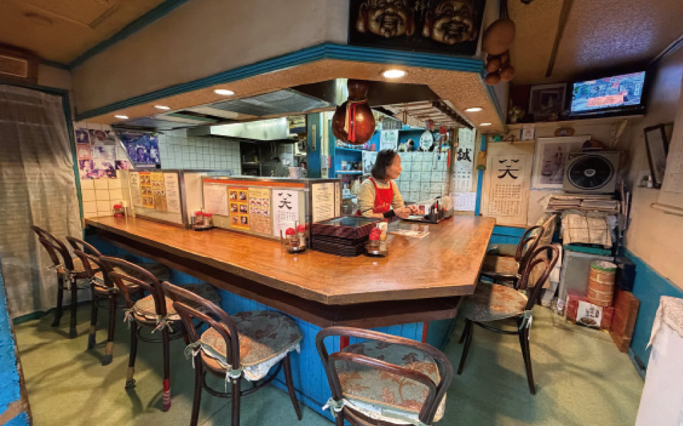 カウンターだけの店内は、居抜きで入居した当時のままの姿だ