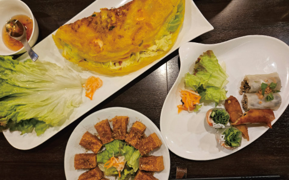 定番ベトナム料理の生春巻やバインセオから、オリジナル料理の豆腐のレモングラス揚げまでいろいろ楽しめる
