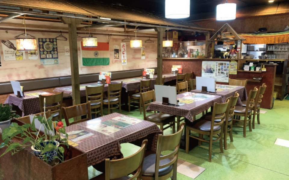 店内は広々としており、長年通う家族やグループの利用も多い