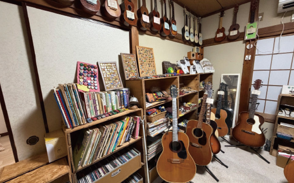 店内にはウクレレやギター、雑貨などが並ぶ