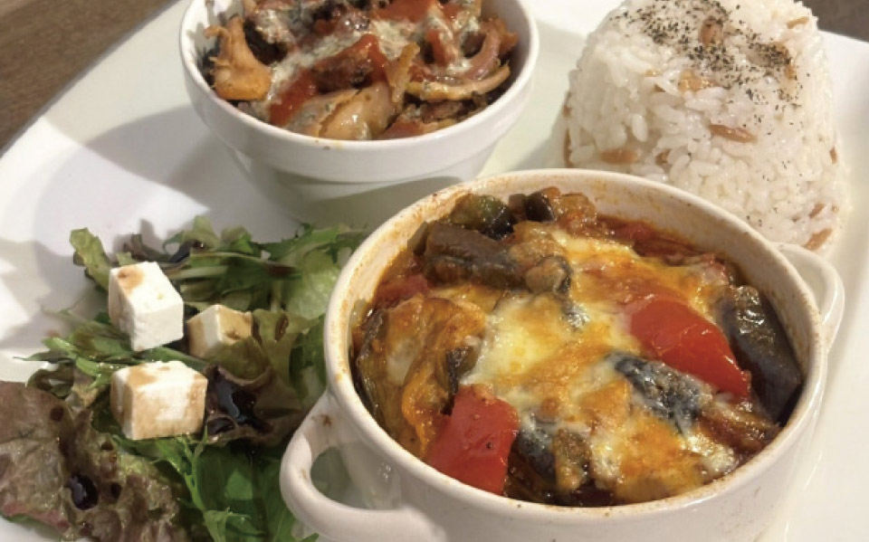 夜定食1700円はトルコ風ライス、ドネルケバブ、牛挽肉と揚げ茄子のムサカ、トルコのホワイトチーズのセット