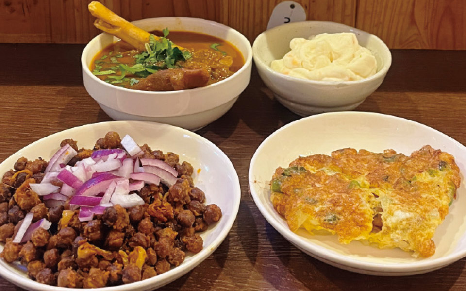 ひよこ豆辛口炒め600円、青唐辛子玉子焼き500円、マトンスープ550円、ポテトサラダ300円。スパイス料理から和食まで楽しめる
