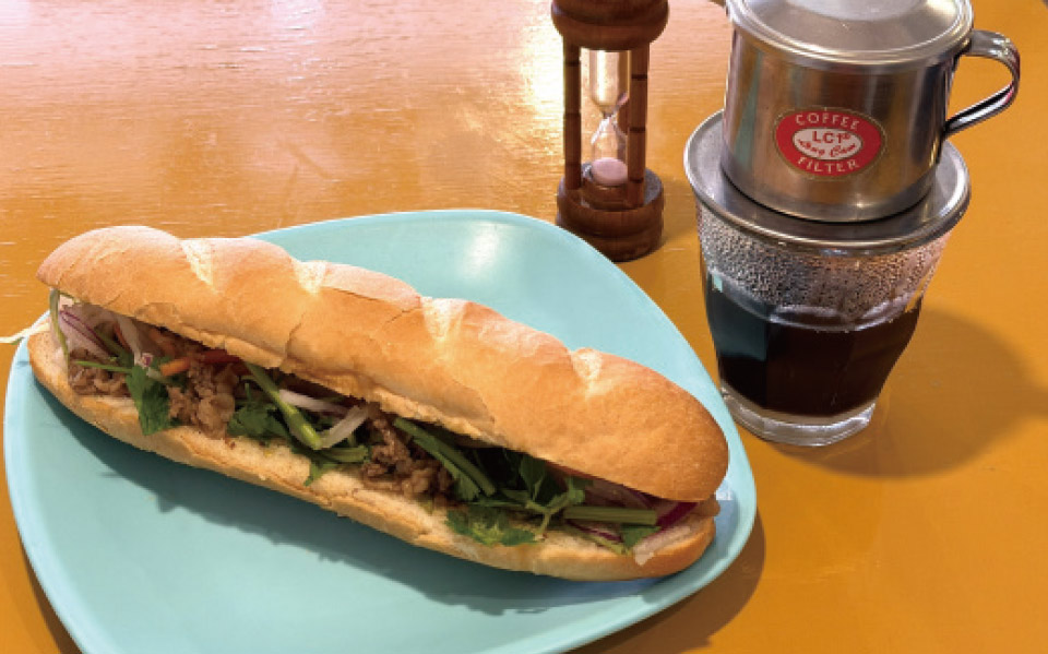 東京サラダボウルセットはバインミー（ベトナム風サンドイッチ）とベトナムコーヒー（ランチは生春巻きつき）で1100円。NHKドラマ「東京サラダボウル」で松田龍平さんが食べていたもの
