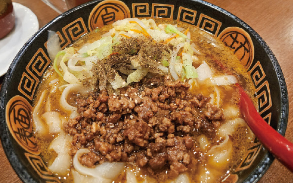注文が入るごとに削られる刀削麺はつるもちで病みつきになる味