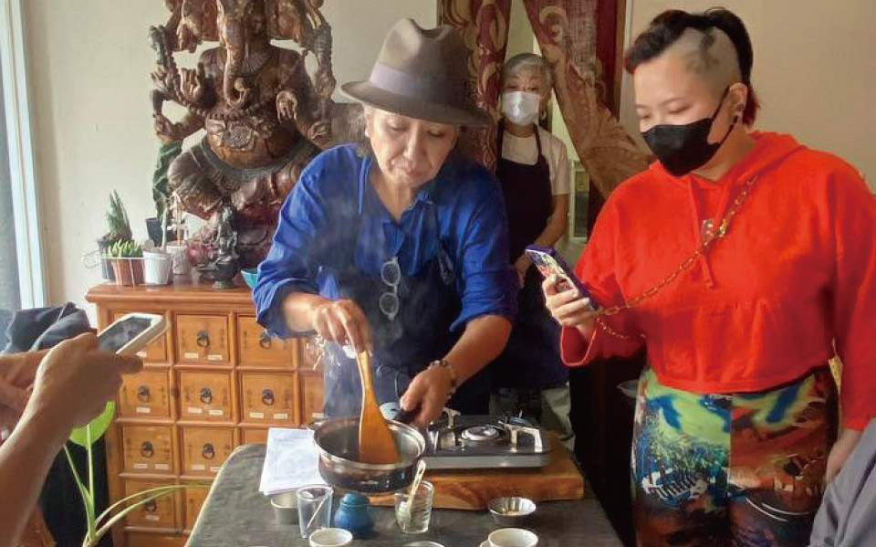 月に一度、３，４日スパイス料理教室を開催。食べることを楽しみに来る常連さんもいる